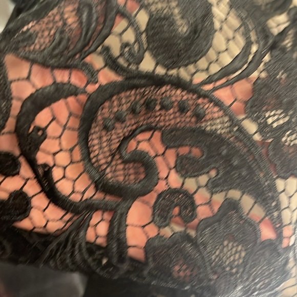 This woman’s skirt is knee length - Picture 3 of 5